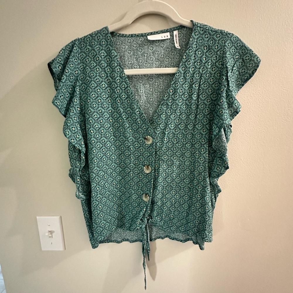 L U Q Button Top